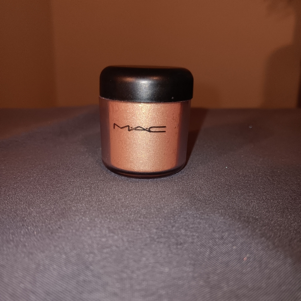 Mac Loose Powder Pigment in Melon